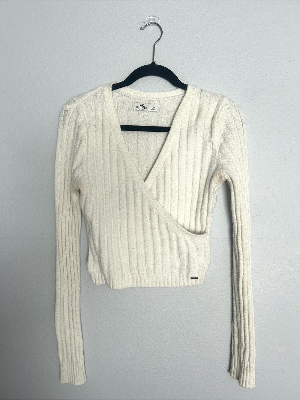 HOLLISTER White Ribbed V-Neck Wrap Sweater Size: S